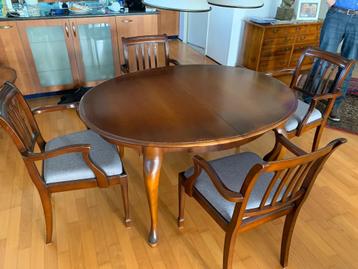 Oude huiskamertafel beschikbaar voor biedingen