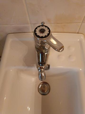 Keramisch Bidet met Grohe mengkraan  beschikbaar voor biedingen