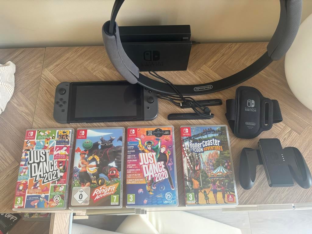 Nintendo Switch met 4 games, controllerhouder & Ring Fit, Spelcomputers en Games, Spelcomputers | Nintendo Switch, Ophalen, Met 2 controllers