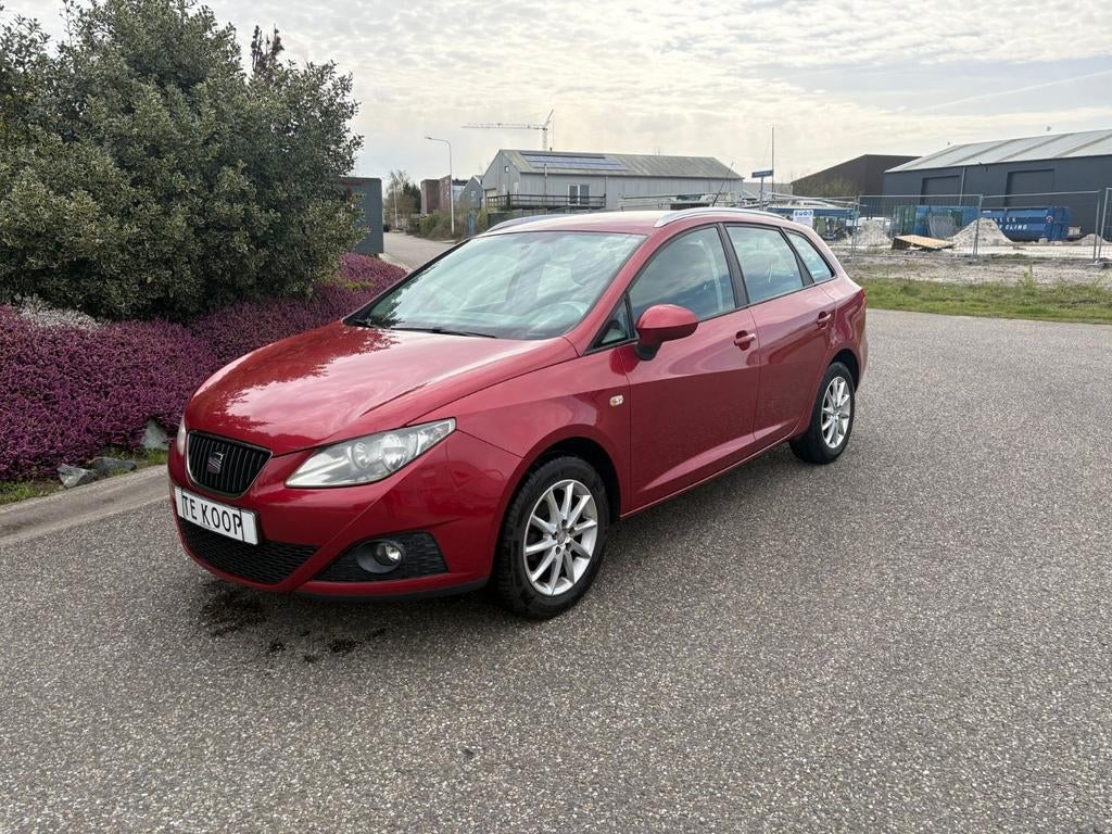 Seat Ibiza 1.4 63KW ST 2011 Rood, Voorwielaandrijving, Stof, 40 €/maand, Zwart