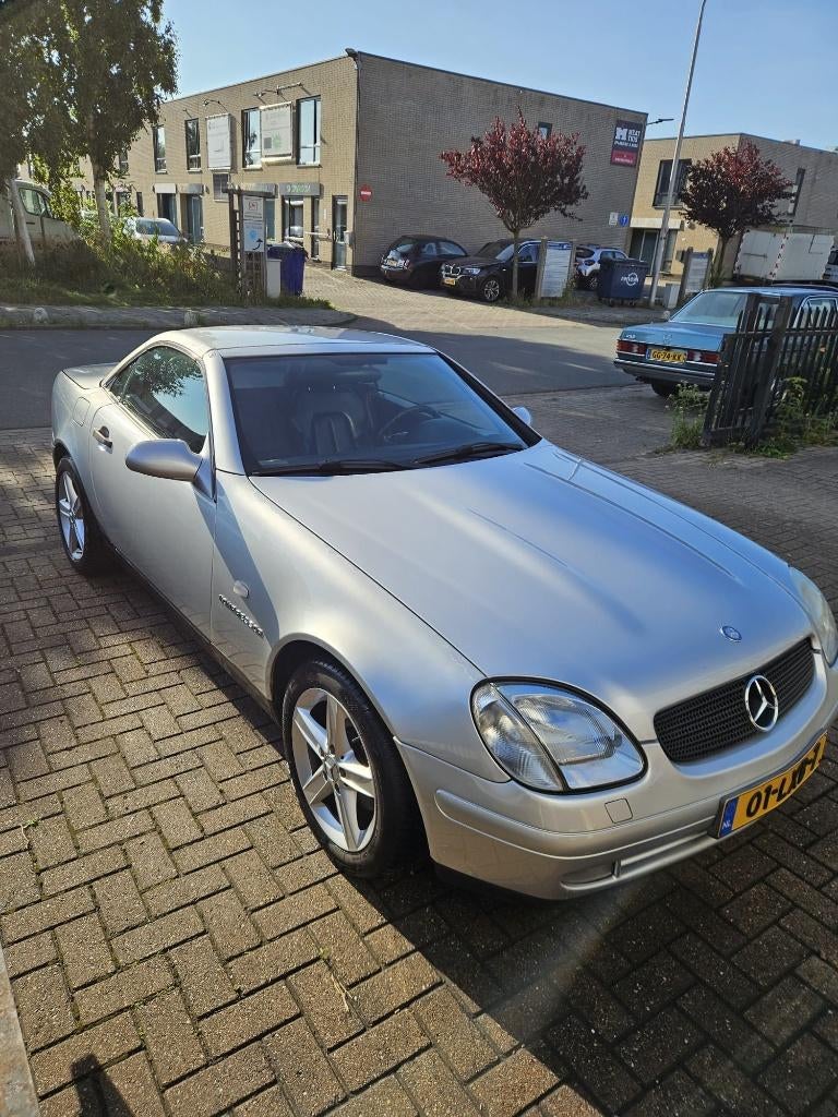 te koop goed onderhouden mercedes slk 230, Auto's, Mercedes-Benz, Automaat, Achterwielaandrijving, Zwart, 4 cilinders