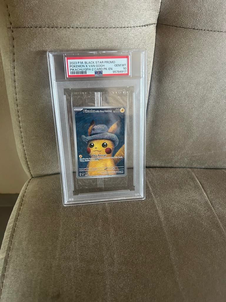 Pokemon Pikachu grey felt hat PSA 10 #085, Hobby en Vrije tijd, Verzamelkaartspellen | Pokémon, Ophalen of Verzenden, Zo goed als nieuw