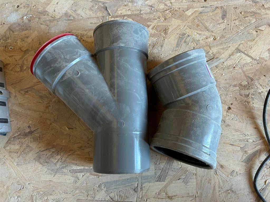 Gratis Pvc buizen: T-stuk en 45gr bocht. 110mm, Ophalen, Bochten, Gebruikt, Pvc