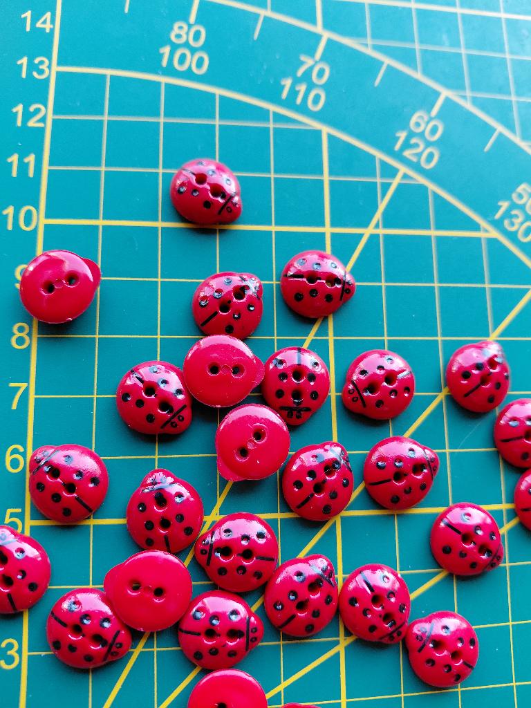 Rode knoopjes lieveheersbeestjes, Ophalen of Verzenden, Nieuw, Knoop of Knopen