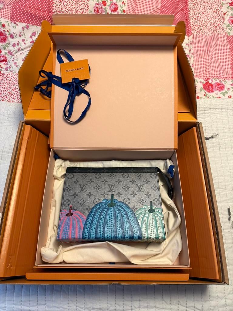 Louis vuitton x yayoi kusama pochette, Ophalen of Verzenden, Nieuw, Zwart, Heer of Dame