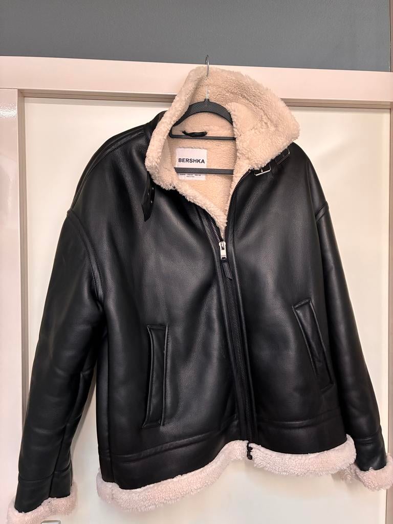 Bershka Zwarte Bikerjack met imitatie Bontvoering - Maat M, Kleding | Dames, Jassen | Winter, Ophalen of Verzenden, Zo goed als nieuw