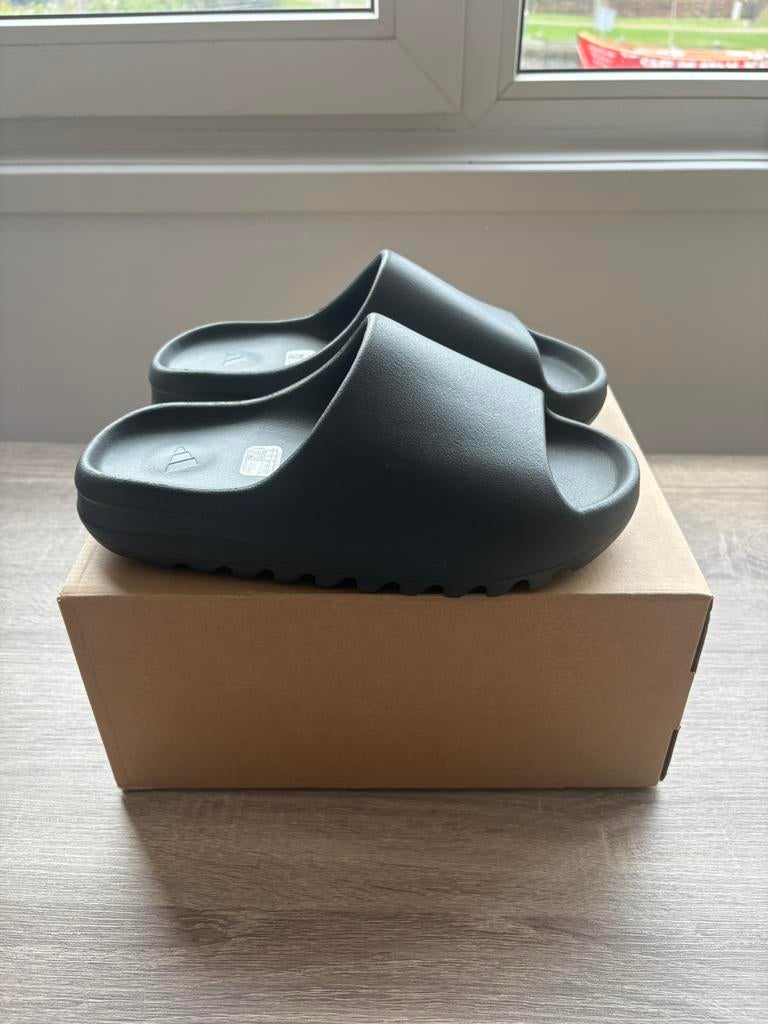 Yeezy Slide Dark Onyx | EU 42, Kleding | Heren, Schoenen, Yzy, Zwart, Nieuw, Sneakers of Gympen