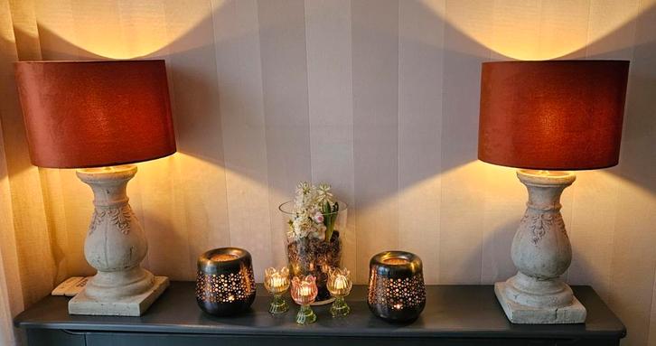 Grote schemerlamp/tafellamp met betonnen voet 2x, Huis en Inrichting, Lampen | Tafellampen, Minder dan 50 cm, Ophalen