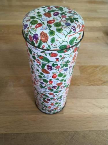 Hoog rond blik 7,7cm besjes: bosbes, aardbei, rozenbottel, Ophalen of Verzenden, Gebruikt, Overige