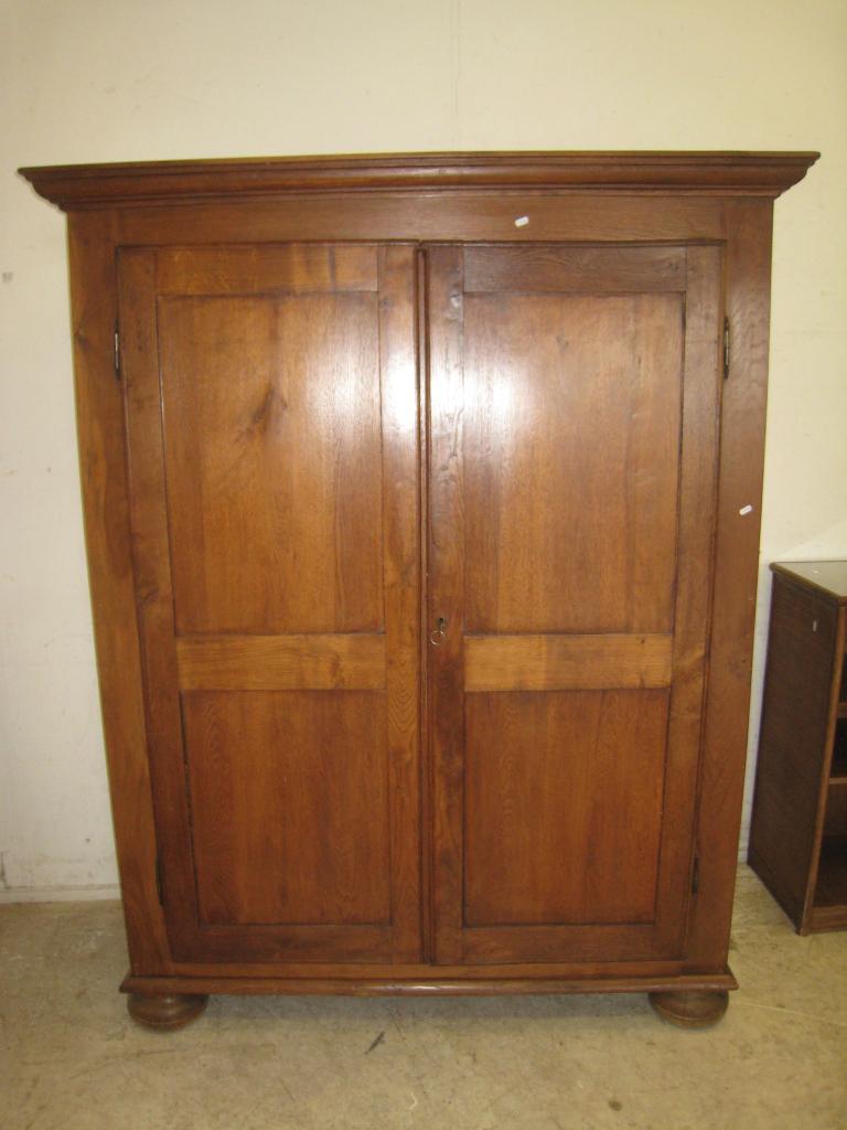 Antiek tweeedeurs kabinet