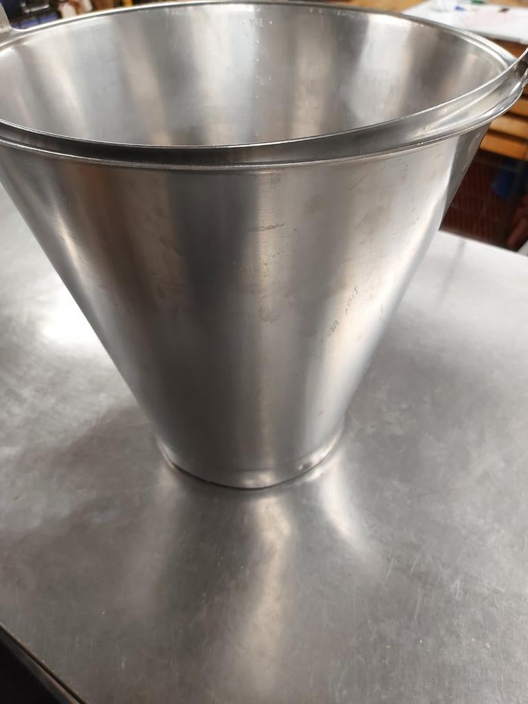 Roestvrij stalen emmer, Ophalen