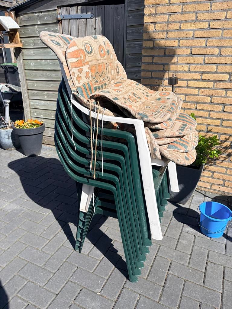 6 Groene tuinstoelen en 1 witte met kussens, Tuin en Terras, Tuinstoelen, Ophalen, Gebruikt, Kunststof, Stapelbaar