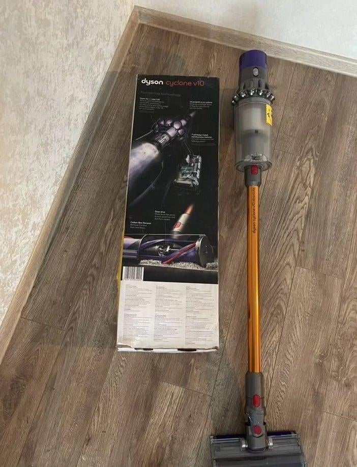 Stofzuiger Dyson V10 Absolute, Ophalen of Verzenden, Zo goed als nieuw, Waterstofzuiger