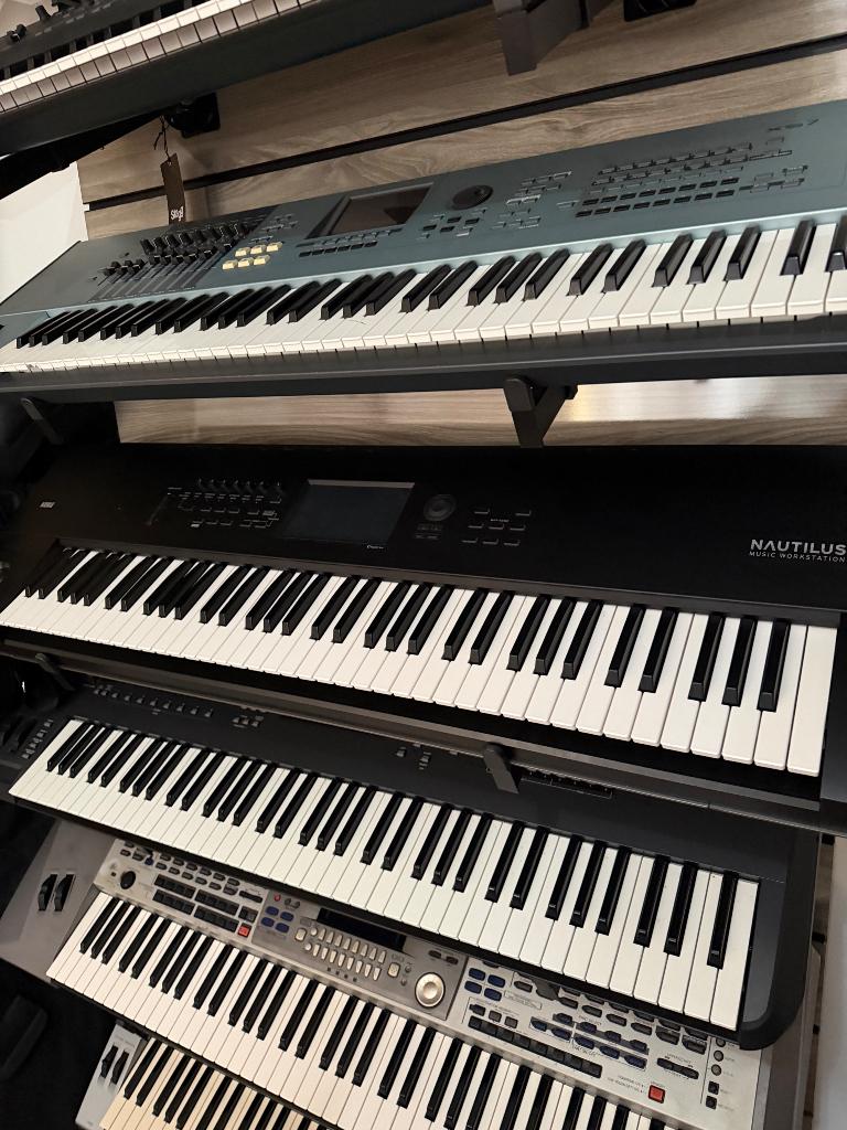 Verschillende synthesizers Met Garantie, Muziek en Instrumenten, Synthesizers, Gebruikt, Overige aantallen, Met midi-aansluiting