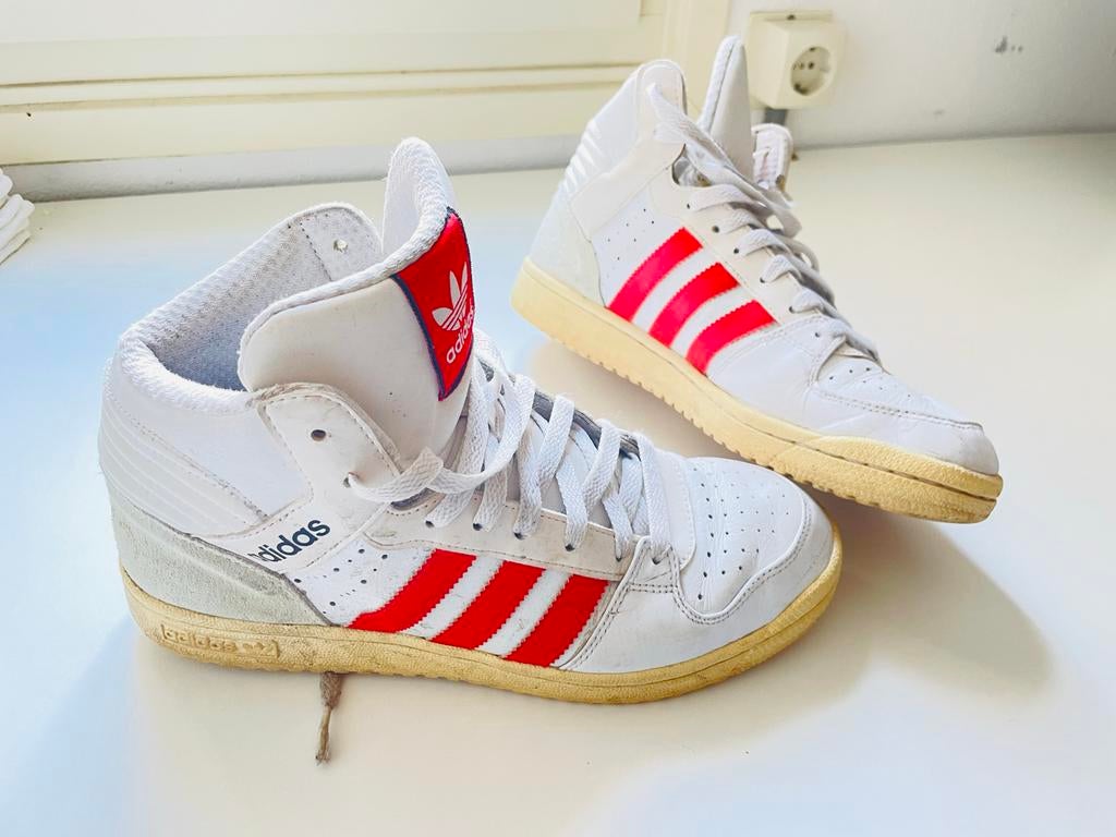 Adidas hoge sneakers wit met rood, maat 42, Kleding | Dames, Schoenen, Ophalen of Verzenden, Zo goed als nieuw, Wit, Sneakers of Gympen