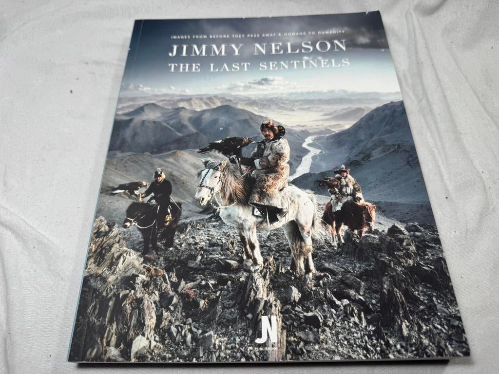 Boek Jimmy Nelson the Last Sentinels, Ophalen of Verzenden, Gelezen, Fotografen
