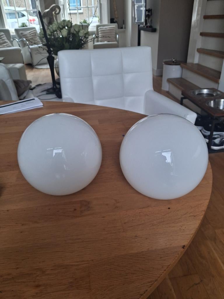 Lampenkap van melkglas in bolvorm, Ophalen of Verzenden