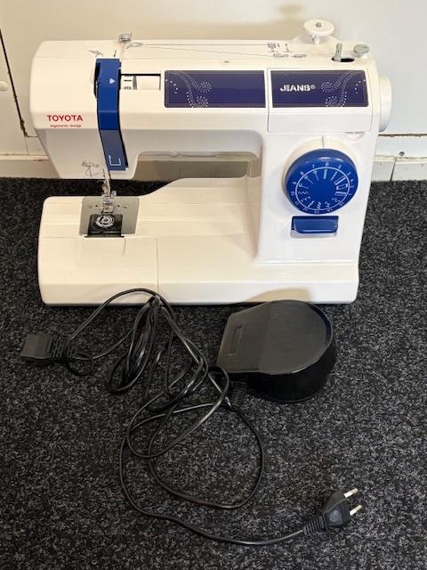 Toyota Naaimachine met toebehoren, model JCB15, Hobby en Vrije tijd, Naaimachines en Toebehoren, Ophalen, Zo goed als nieuw, Naaimachine