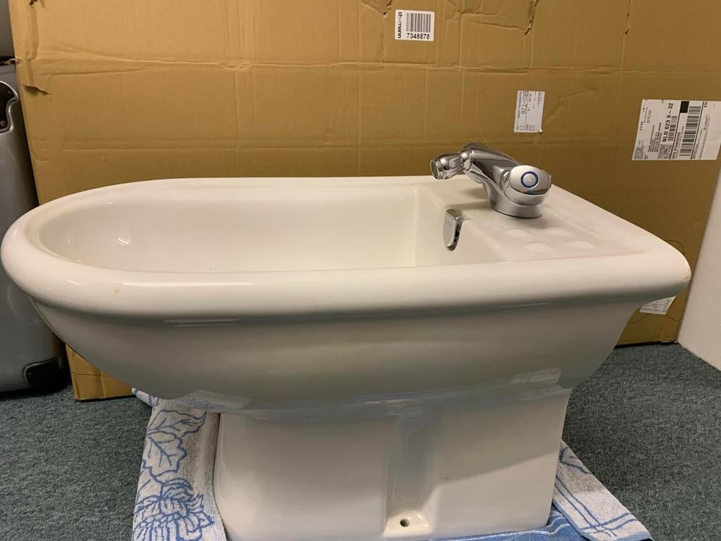 Wit bidet met Grohe kraan - Nieuw, Doe-het-zelf en Verbouw, Sanitair, Ophalen, Nieuw, Chroom, Overige typen