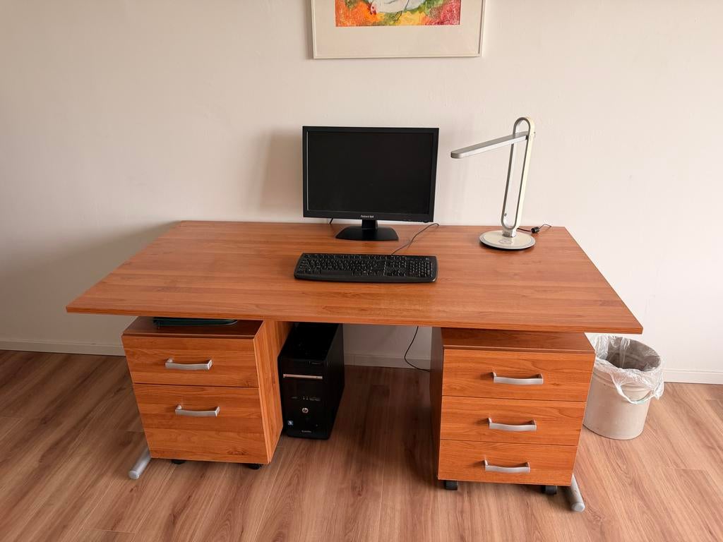 Groot bureau met 2 ladekastjes op wieltjes (140x80 cm), Ophalen, Gebruikt, Bruin, Bureau-kast combinatie
