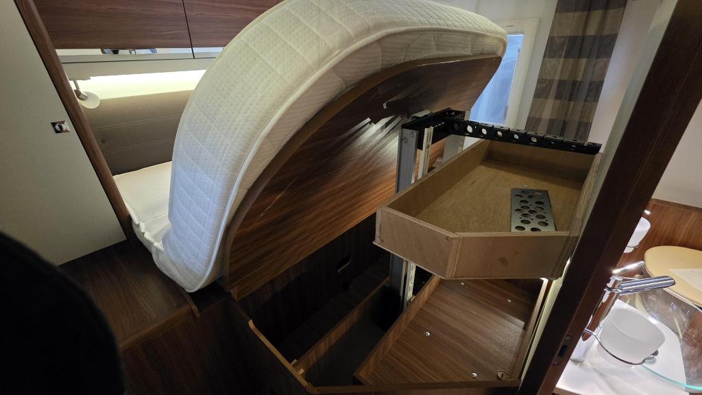 Adria Matrix Plus 670 SBC 5 Gordelplaatsen, Chemisch toilet, Startonderbreker, Fiat, 7 tot 8 meter