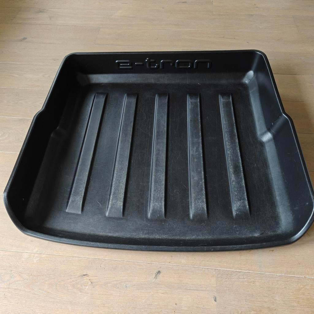 Audi e-tron Kofferschaal, Ophalen