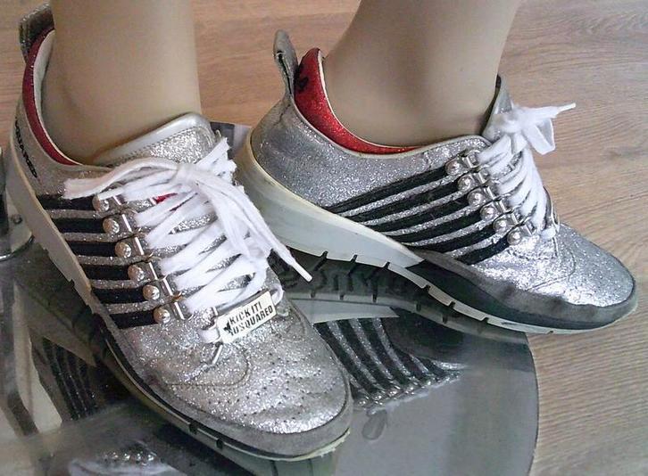 Dsquared2 zilveren sneakers gympen maat 39, Kleding | Dames, Schoenen, Gedragen, Sneakers of Gympen, Overige kleuren, Verzenden