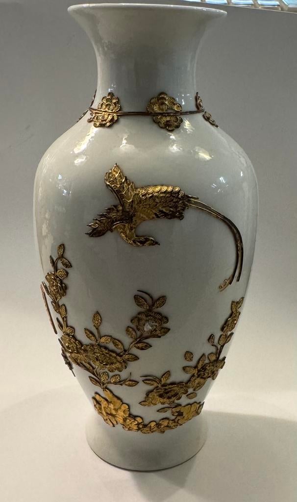 Oude Chinese vaas wit porselein met opgelegd decor, Ophalen of Verzenden