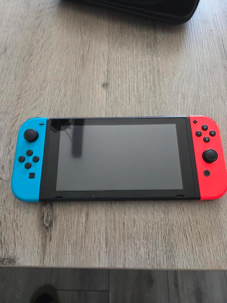 Nintendo Switch met 4 games en hoes, Spelcomputers en Games, Spelcomputers | Nintendo Switch, Ophalen of Verzenden