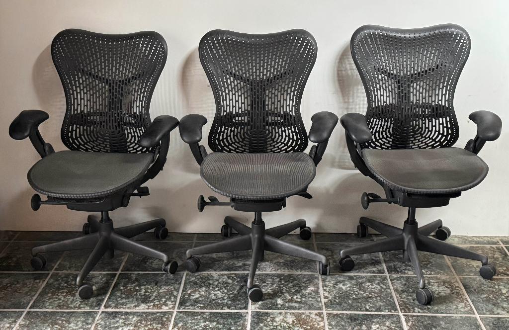 2x Herman Miller Mirra antraciet setprijs €320,-, Ophalen, Gebruikt, Overige kleuren, Bureaustoel