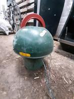 Weide paddestoelen voor omheining weiland met stroom