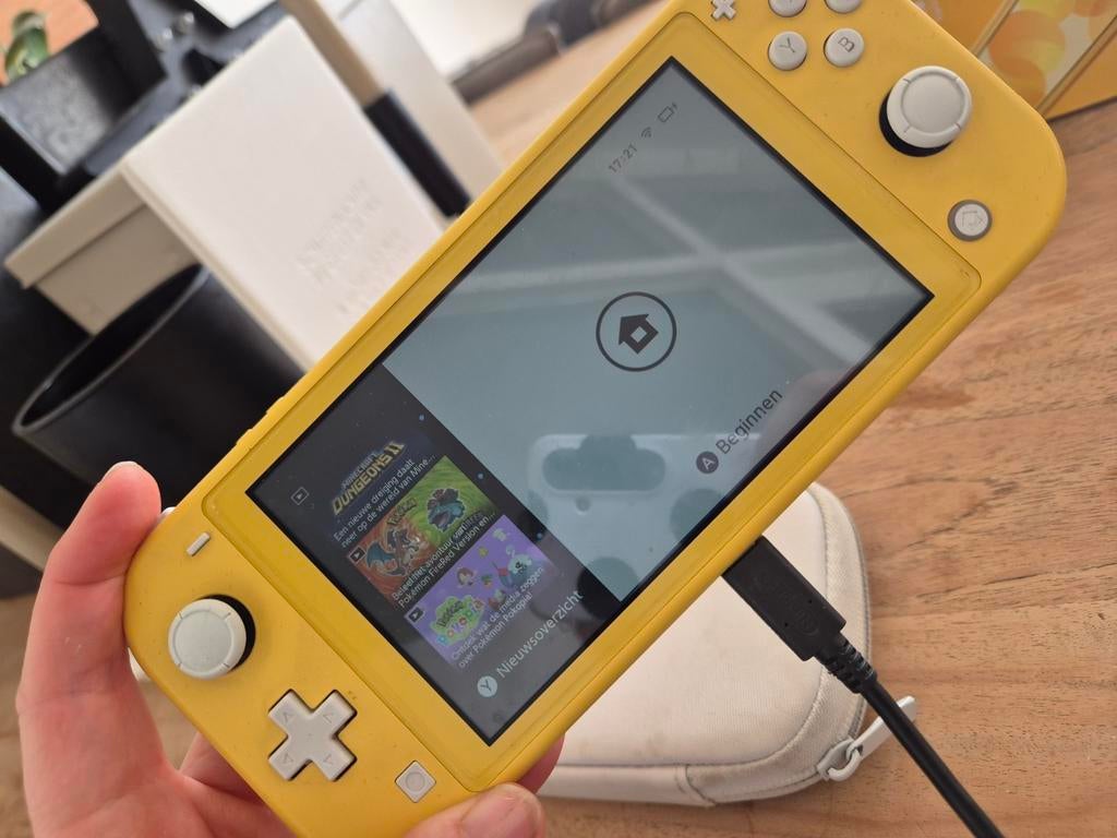 Nintendo Switch Lite Geel met games en hoes, Ophalen of Verzenden, Geel, Zo goed als nieuw, Met beschermhoes of tas