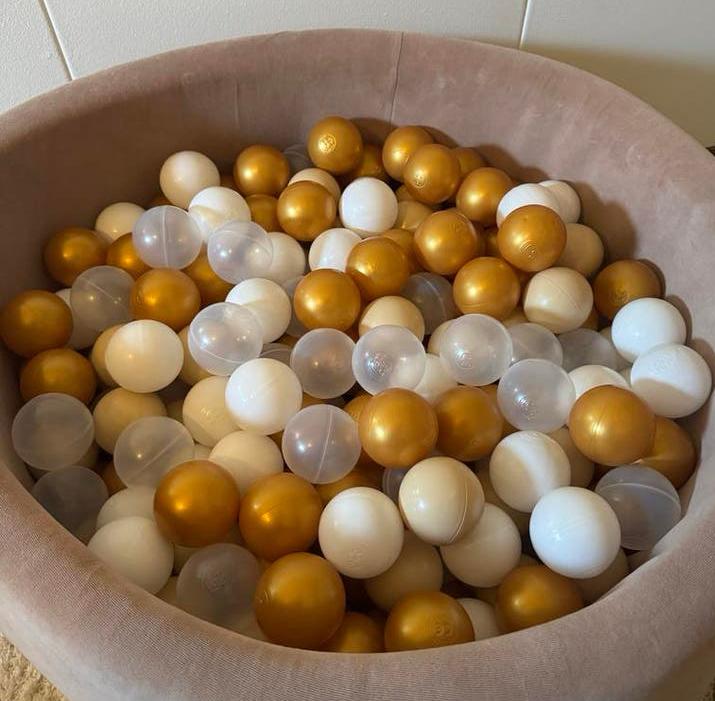 Ballenbak met gouden, beige, witte en transparante ballen, Ophalen, Zo goed als nieuw, Jongen of Meisje