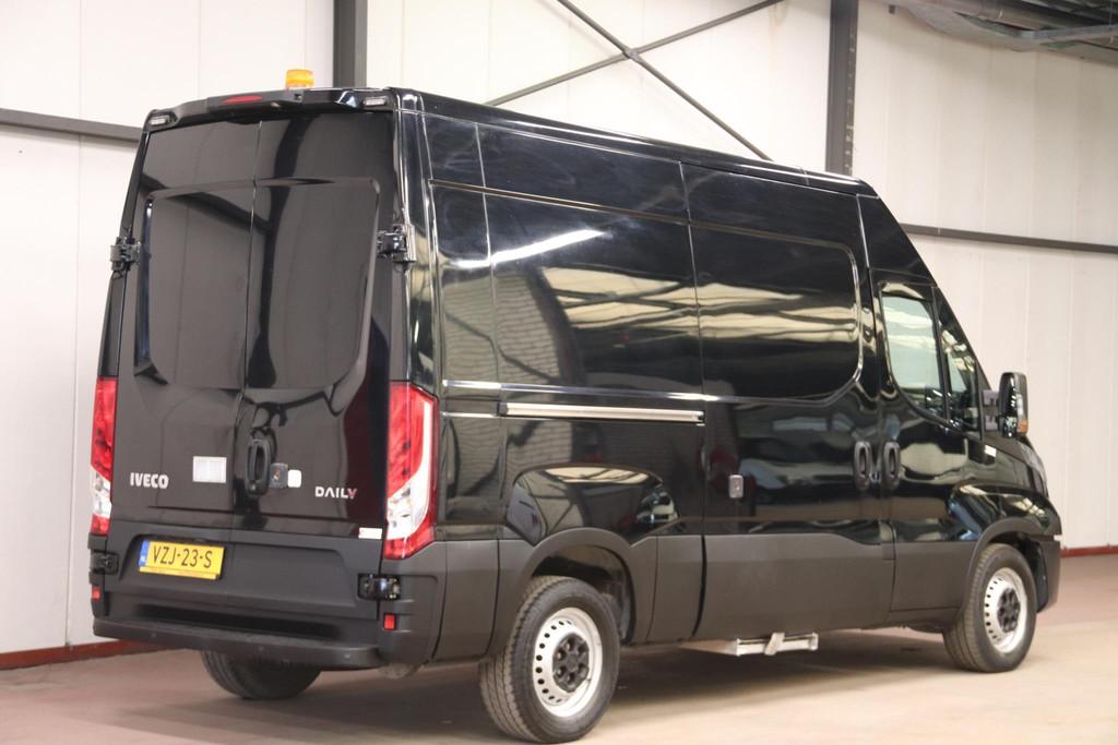 Iveco Daily 35S16V 2.3 L2H2 160PK 3500 KG TREKVERMOGEN EURO, Gebruikt, Euro 6, Iveco, Zwart