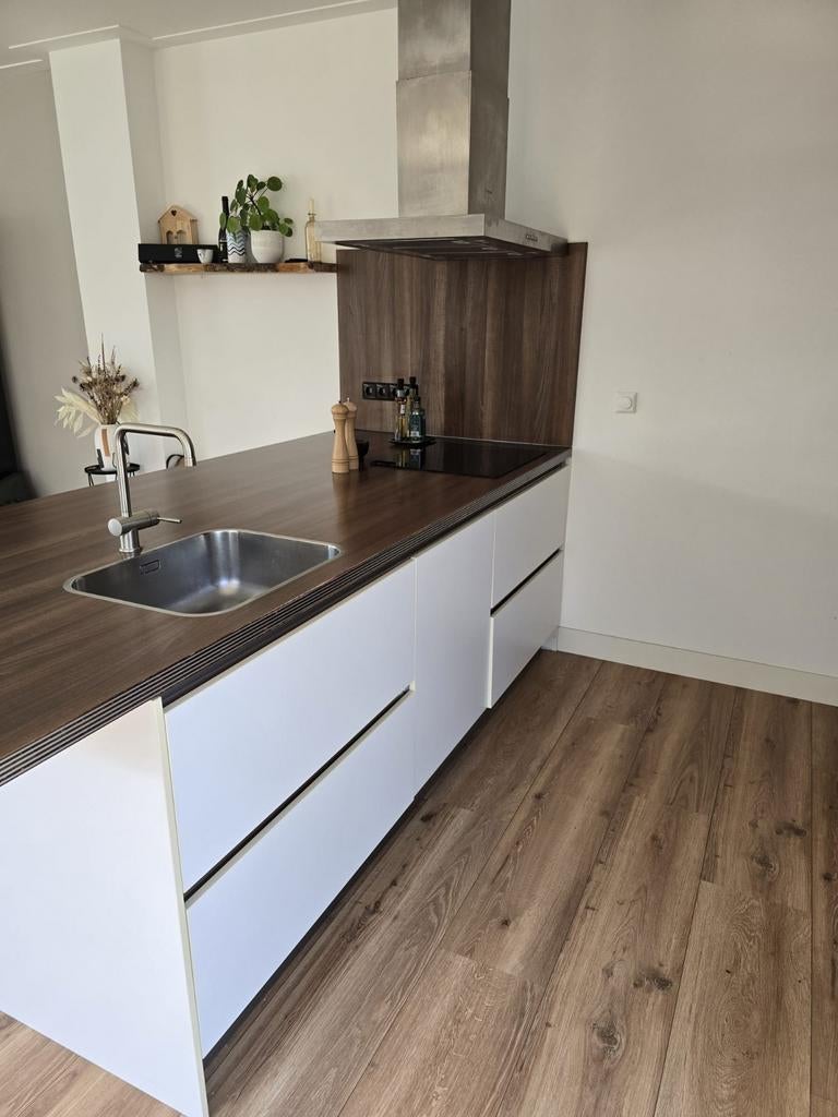 Tulp keuken met eiland, hoge kasten en apparatuur, Huis en Inrichting, Keuken | Complete keukens, Ophalen, Gebruikt, Overige kleuren
