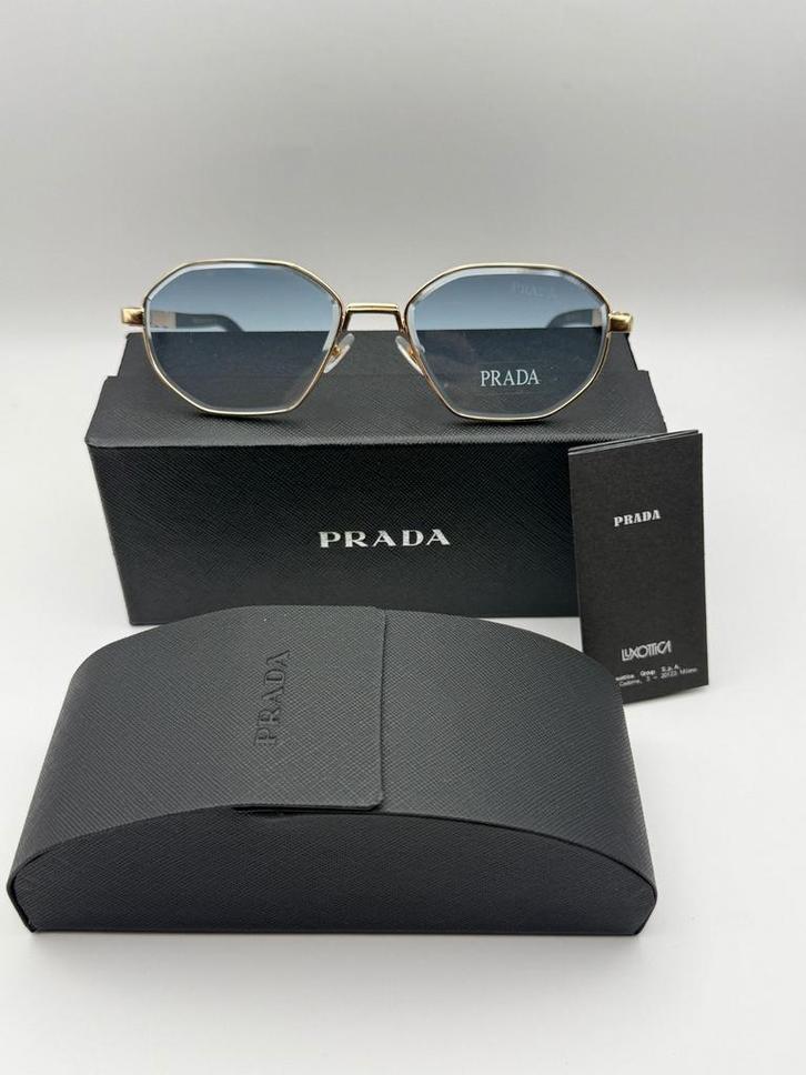 Prada zonnebril goudkleurig met blauwe glazen, Sieraden, Tassen en Uiterlijk, Zonnebrillen en Brillen | Dames, Zo goed als nieuw