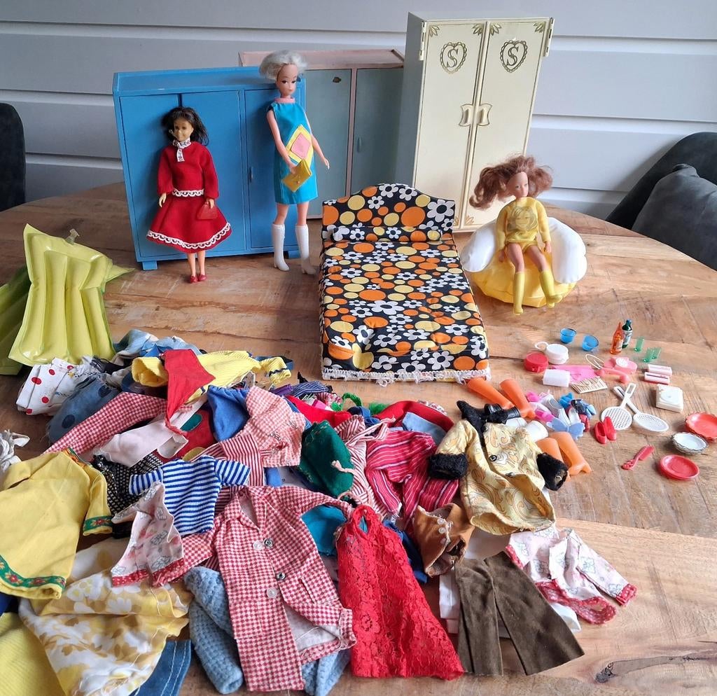 Vintage Barbie - Barbies incl kleding + kasten + accessoires, Ophalen of Verzenden, Gebruikt