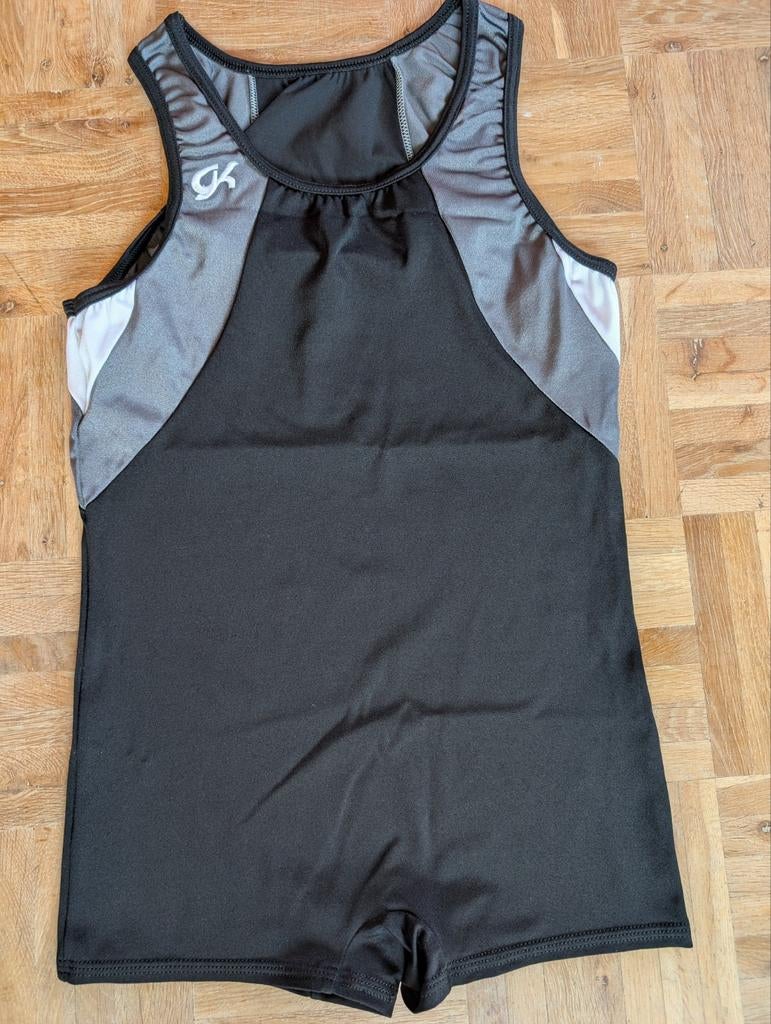 GK jongens turnpakje maat AM, Sport en Fitness, Turnen, Gebruikt, Zwart, Ophalen of Verzenden, Turnpak(je)