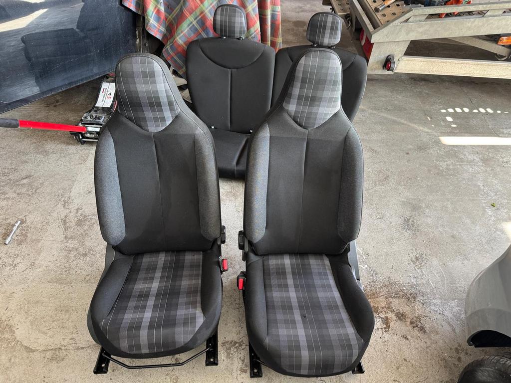Citroen C1 toyota aygo peugeot 108 bekleding set met airbag, Auto-onderdelen, Interieur en Bekleding, Ophalen, Toyota