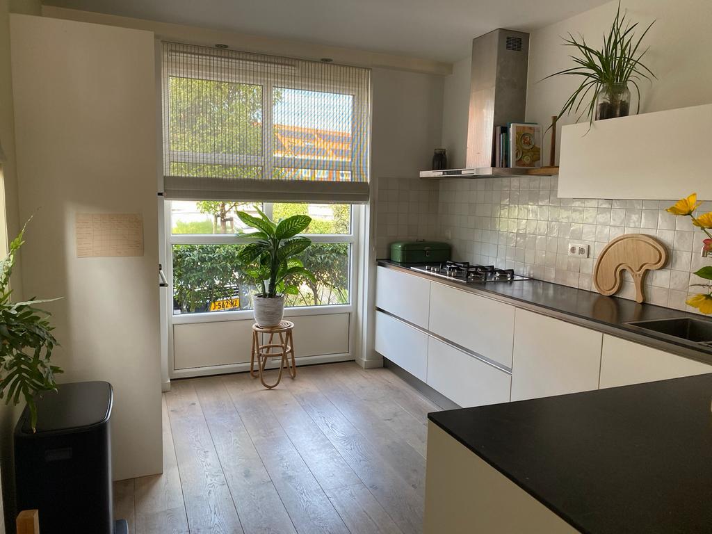 Moderne witte keuken met schiereiland en inbouwapparatuur, Huis en Inrichting, Keuken | Complete keukens, Ophalen, Gebruikt, Wit