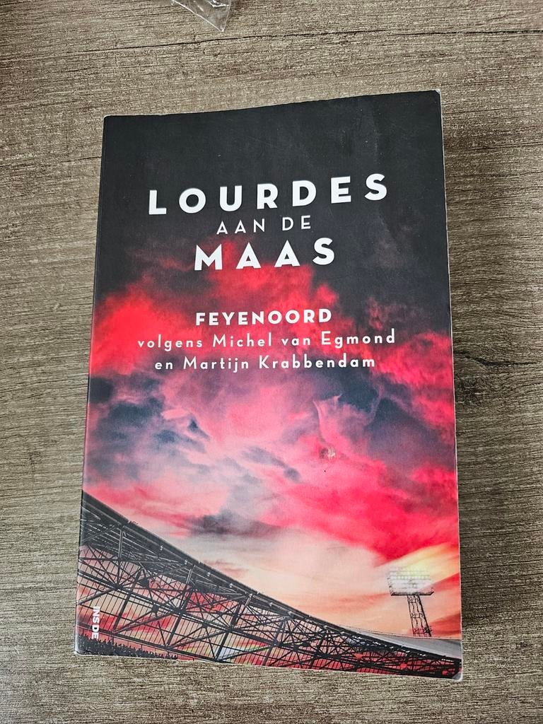 Lourdes aan de Maas - Feyenoord boek, Ophalen of Verzenden, Gelezen, Michel van Egmond en Martijn Krabbendam, Overige sporten