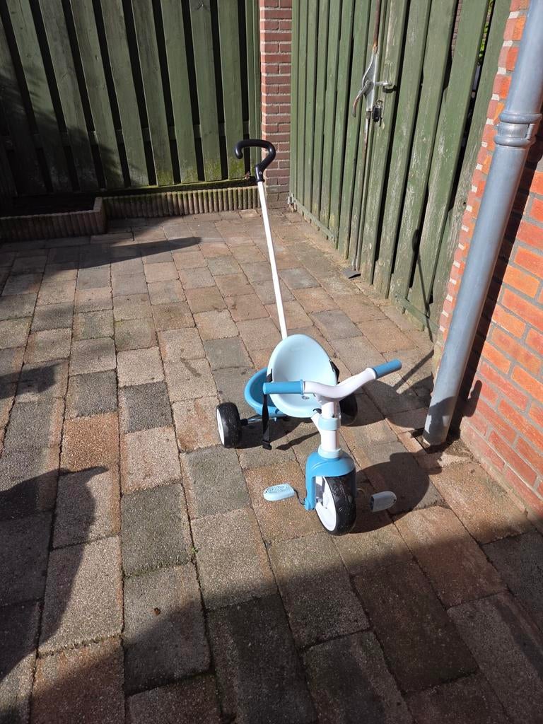 Smoby blauwe driewieler met duwstang, Ophalen, Zo goed als nieuw, Smoby, Duwstang