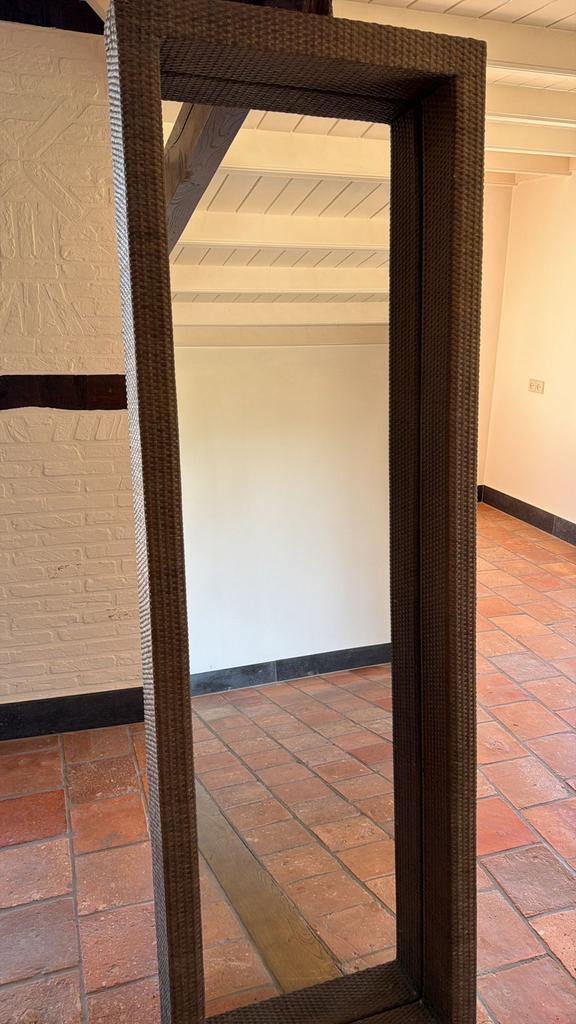 Grote spiegel met rieten frame, Gebruikt, Ophalen of Verzenden, 150 tot 200 cm, Rechthoekig