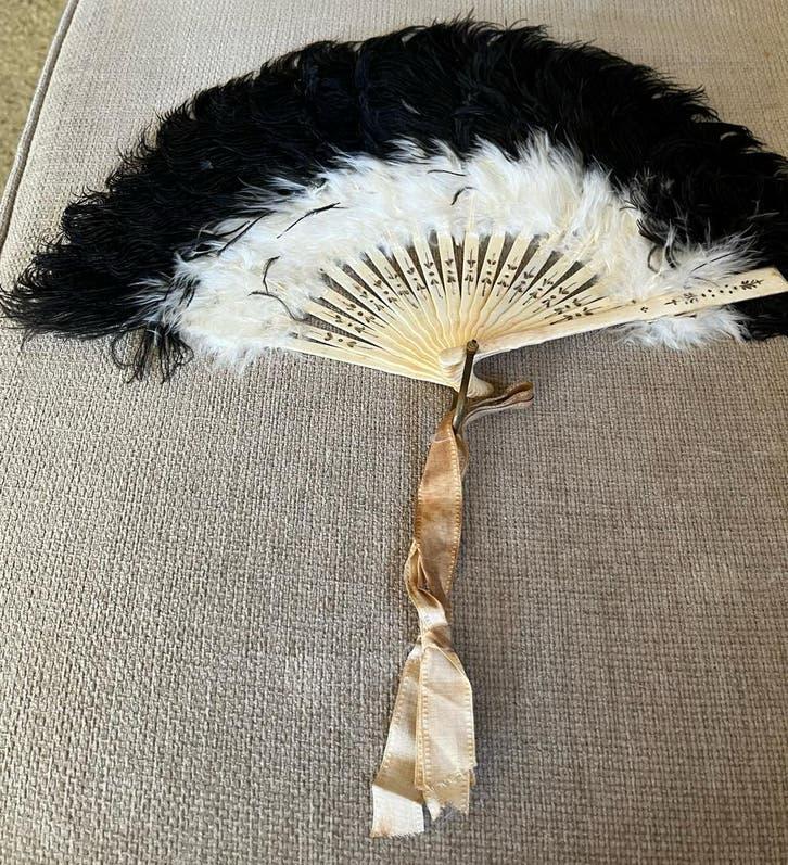 Drie zeer oude waaiers. Veren, kant en handbeschilderd., Verzenden