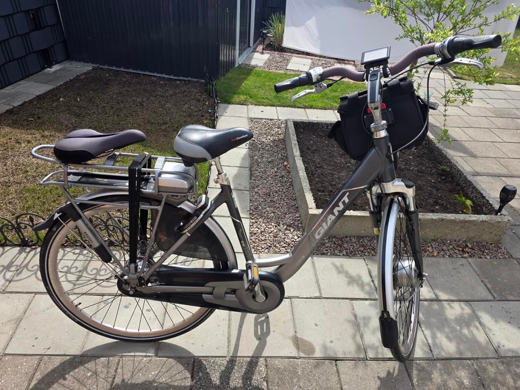 Giant fiets accu kapot, Fietsen en Brommers, Elektrische fietsen, Ophalen, Zo goed als nieuw, 30 tot 50 km per accu, Giant