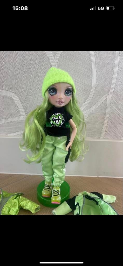 Rainbow High Karma Nichols pop met extra outfit, Ophalen of Verzenden, Zo goed als nieuw, Overige typen