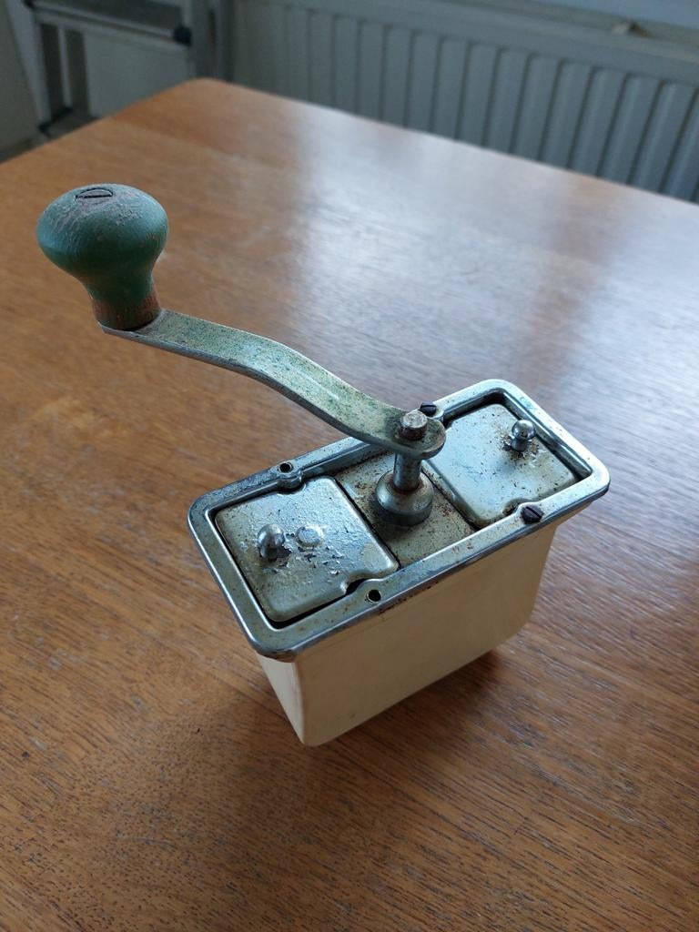 Handkoffiemolen jaren '50 Bakeliet, Antiek en Kunst, Ophalen of Verzenden
