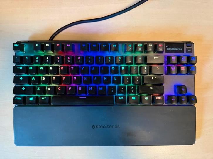 SteelSeries Apex 7 TKL – Cherry Red – RGB, Computers en Software, Toetsenborden, Zo goed als nieuw, Qwerty, Bedraad, Gaming toetsenbord
