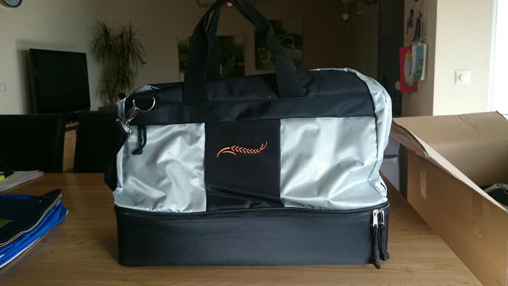 Sporttas met extra schoenen-/natte kledingvak, Ophalen of Verzenden, Zo goed als nieuw