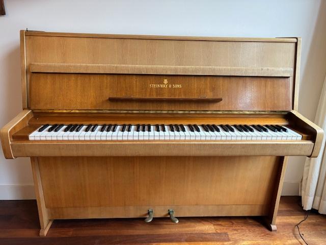 Steinway piano model z, Muziek en Instrumenten, Piano's, Ophalen, Gebruikt, Bruin, Piano